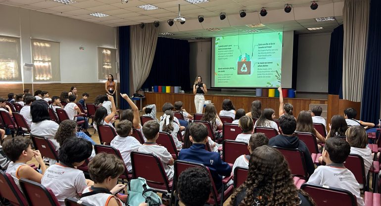 Ideias leva palestra interativa sobre poluição plástica para crianças