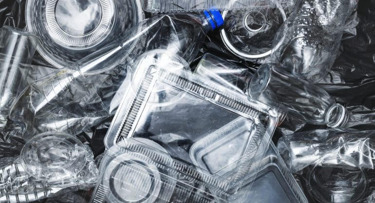 Plásticos de Uso Único: proibições crescentes e movimentos globais para reduzir o plástico