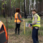 técnico em campo analisando o território